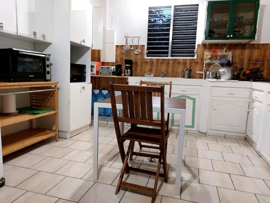 La Petite Maison, Spacieuse, Avec Jardin / Parking Sainte-Rose Buitenkant foto